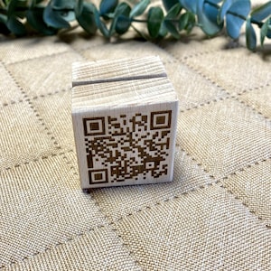 Table display cube QR code menu wood beech handmade table number scanner digital card restaurant bar wedding menu