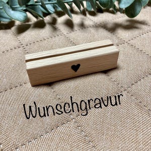 Kartenhalter handgefertigt aus Holz individuell personalisiert Wunschgravur Geschenk Name Bilderrahmen Geburtstag Tischaufsteller Buche 8cm