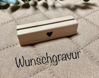 Handgefertigter Kartenhalter aus Buchenholz personalisiert – Fotohalter mit Wunschgravur Name – Tischaufsteller Geschenk Geburtstag – 8 cm