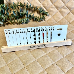 Kartenhalter Spielkarten handgefertigt Poker Holz individuell personalisiert Wunschgravur Geschenk Name Spielkartenhalter Geburtstag 30cm