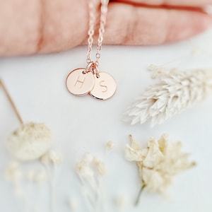 Collana con lettere piene d'oro, Iniziale personalizzata, regalo di San Valentino per lei, Collana per donne, regalo di compleanno, anniversario, regalo per la mamma immagine 7