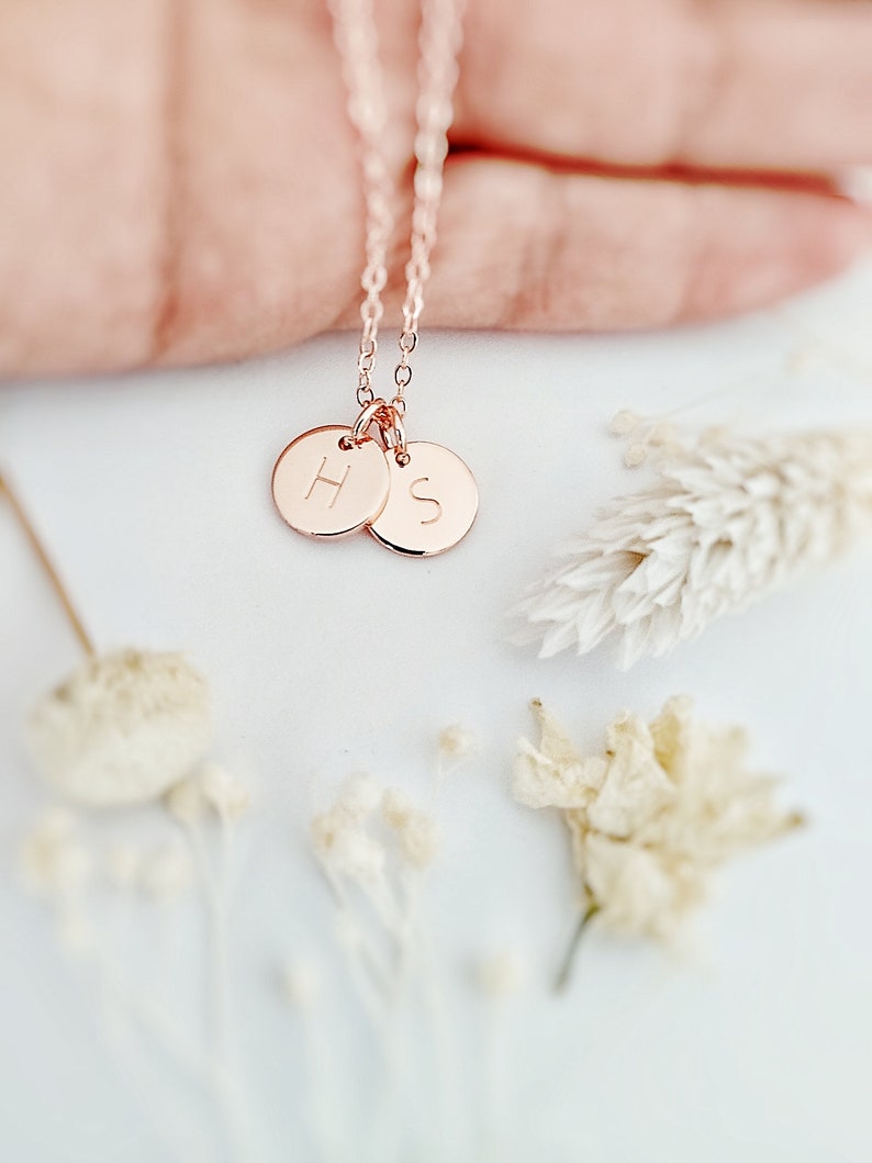 Collana con lettere piene d'oro, Iniziale personalizzata, regalo di San Valentino per lei, Collana per donne, regalo di compleanno, anniversario, regalo per la mamma immagine 7