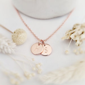 Collana con lettere piene d'oro, Iniziale personalizzata, regalo di San Valentino per lei, Collana per donne, regalo di compleanno, anniversario, regalo per la mamma immagine 4