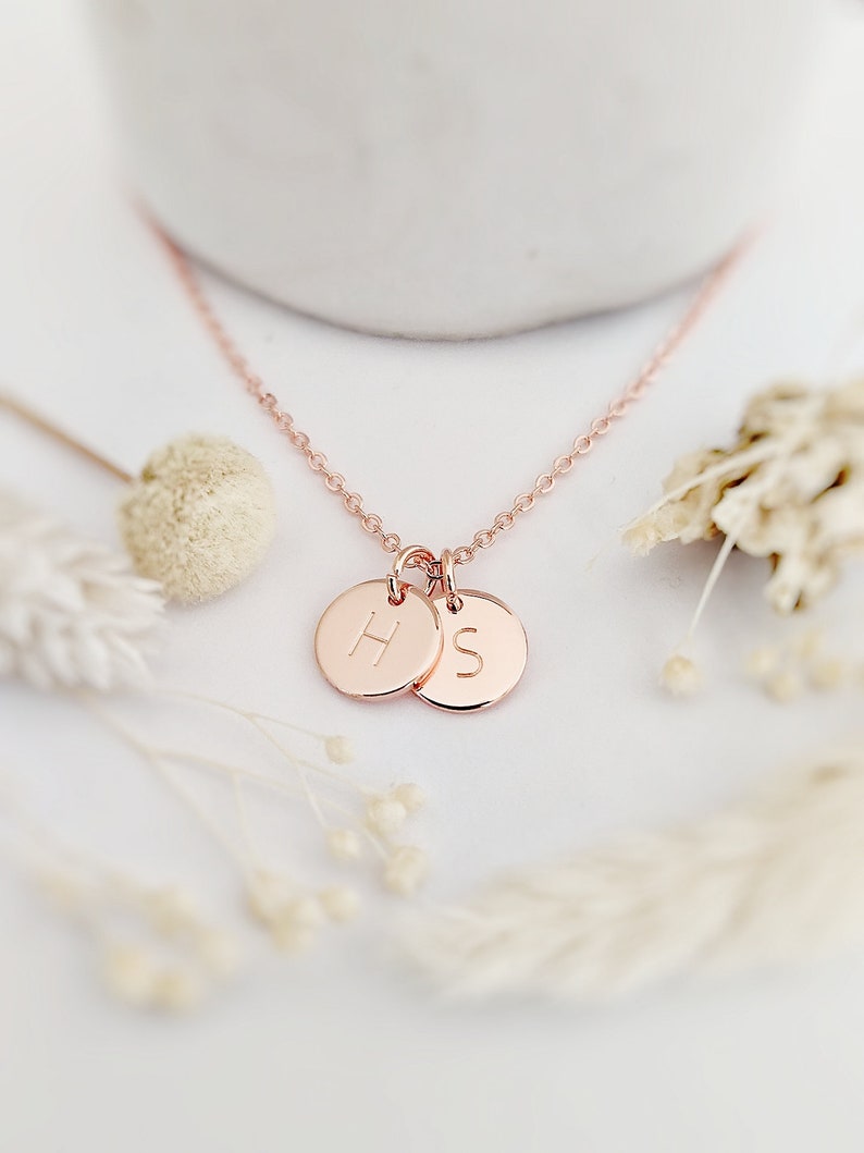 Collana con lettere piene d'oro, Iniziale personalizzata, regalo di San Valentino per lei, Collana per donne, regalo di compleanno, anniversario, regalo per la mamma immagine 4