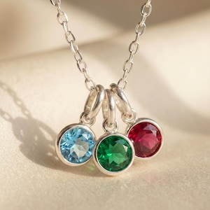 Collar personalizado con piedra de nacimiento familiar, ideal como regalo de Navidad. Colgante minimalista con cadena de plata de ley.