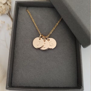 Collana con lettere piene d'oro, Iniziale personalizzata, regalo di San Valentino per lei, Collana per donne, regalo di compleanno, anniversario, regalo per la mamma immagine 2