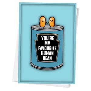 Puede incluir: Tarjeta de felicitación con borde azul claro. Ilustración de dibujos animados: dos judías sonrientes sobre una lata azul. La lata tiene la inscripción: «YOU'RE MY FAVOURITE HUMAN BEAN».