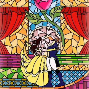 Può includere: Una finestra in vetro colorato che rappresenta una scena dalla fiaba La Bella e la Bestia. L'immagine mostra Belle e la Bestia che ballano insieme in una sala da ballo. Lo sfondo presenta una grande rosa rossa e una corona dorata.