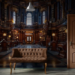 Könnte beinhalten: Ein braunes Ledersofa mit Knopfpolsterung steht in einem prächtigen Bibliotheksambiente mit hohen Bücherregalen, verzierten Details und einem großen Kronleuchter.