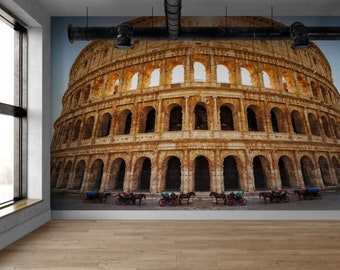 Könnte beinhalten: Ein großes Wandbild, das das Kolosseum in Rom, Italien, zeigt. Das Bauwerk besteht aus verwittertem beigefarbenem Stein mit mehreren Ebenen von Bogenöffnungen. Mehrere Pferdekutschen sind am Fuß des antiken Amphitheaters aufgestellt.
