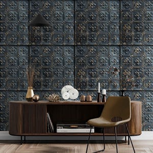 Puede incluir: Un papel tapiz azul oscuro con un patrón repetitivo de azulejos de estaño en relieve. El papel tapiz se muestra en un ambiente de sala de estar con una consola de madera, un tocadiscos y una silla marrón.