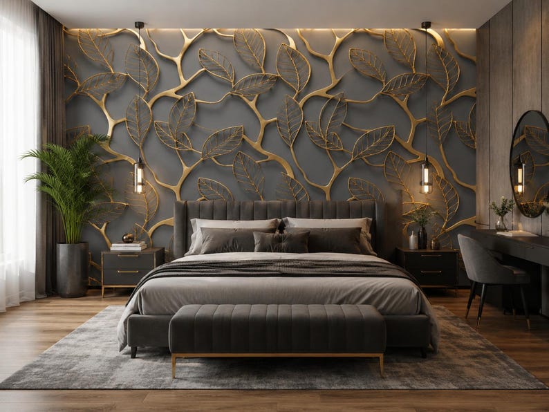 Puede incluir: Un dormitorio con una cama tapizada en gris oscuro y un banco a juego, flanqueado por dos mesitas de noche. La pared detr&aacute;s de la cama muestra un patr&oacute;n tridimensional de hojas y ramas doradas sobre un fondo gris oscuro.