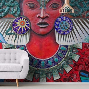 Puede incluir: Un mural de mosaico colorido que representa a una mujer con la cara roja, joyas azules y verdes y un tocado con forma de serpiente. El fondo presenta un patrón de olas blancas y azules y diseños geométricos rojos y verdes.