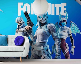 Könnte beinhalten: Drei Fortnite-Charaktere stehen vor einem blauen Hintergrund mit dem Wort "Fortnite" in weißen Buchstaben. Der Charakter links trägt ein blaues und weißes Outfit und hält eine Waffe. Der Charakter in der Mitte trägt ein weißes und graues Outfit mit einer Totenkopfmaske. Der Charakter rechts trägt ein weißes und violettes Outfit mit blauen Flügeln und einer blauen Maske.