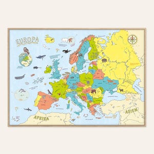 Könnte beinhalten: Eine gerahmte, farbenfrohe Karte von Europa mit dem Wort "EUROPA" oben. Die Karte zeigt Illustrationen von Tieren und Wahrzeichen, wobei jedes Land eine andere Farbe hat. Eine Windrose befindet sich in der oberen rechten Ecke.