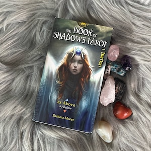 The Book of Shadows tarotkaartenspel en boekje met fysieke instructiehandleiding, set van Barbara Moore, deel 1 zoals hierboven