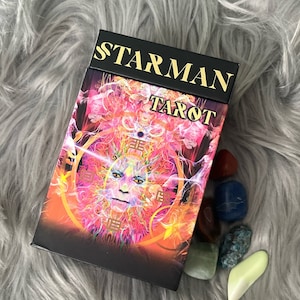 Talia kart tarota Starman z dołączonym fizycznym przewodnikiem autorstwa Davida De Angelisa, inspirowana dziełami sztuki, które stworzył dla Davida Bowiego