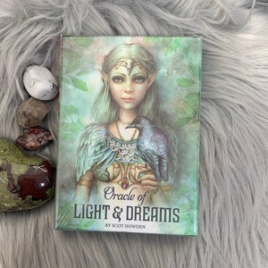 Oracle of Light & Dreams Card Deck i zestaw podręczników fizycznych autorstwa Scot Howden