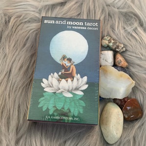 Baralho de Tarô Sol e Lua e livreto de guia físico por Vanessa Decort