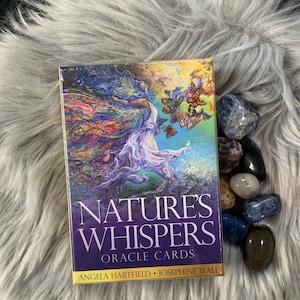 Baraja de cartas del Oráculo del Susurro de la Naturaleza con guía de Angela Hartfield y arte de Josephine Wall