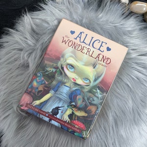 Baraja de cartas y guía física del oráculo de Alicia en el país de las maravillas, de Lucy Cavendish, obra de Jasmine Becket Griffith