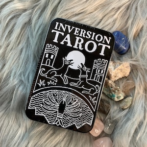Juego de cartas de tarot de inversión con folleto guía en lata, de Jody Boginski Barbessi