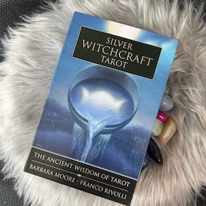 Baraja de cartas del Tarot de Brujería de Plata con folleto de guía de instrucciones físicas incluido por Barbara Moore y Franco Rivolli