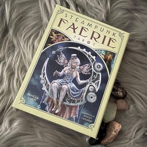 Baralho de cartas de tarô Steampunk Faerie com caixa de guia ilustrada em cores por Pamela Chen e ilustrado por Ashley Cassaday