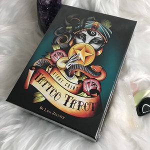 Acht munten tattoo-tarotkaartspel met fysieke gidsset van Lana Zellner