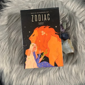 セシリア・ラタリとアナ・チャベスによるゾディアックタロットカードデッキと物理ガイドブック