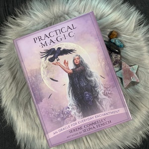 Praktisch Magic Oracle-kaartendek en fysieke gidsset door Serene Conneeley en illustraties door Selina Fenech | Spellwerk