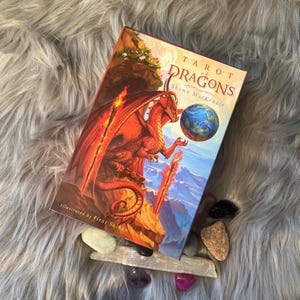 Baraja de cartas del Tarot de los Dragones y caja con guía física de Shawn Mackenzie. Ilustraciones de Firat Solhan.