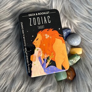 Baraja de cartas del Tarot del Zodíaco en lata y guía física de Cecilia Lattari y Ana Chavez