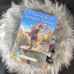 Baraja de cartas del Tarot del Sueño Más Largo con guía física en caja, de Roberto Innocenti