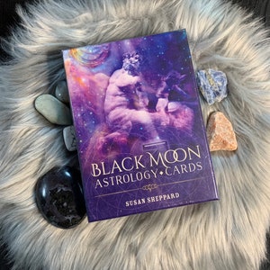 Baralho de cartas do Oráculo de Astrologia da Lua Negra e conjunto de caixa de guia físico por Susan Shepard