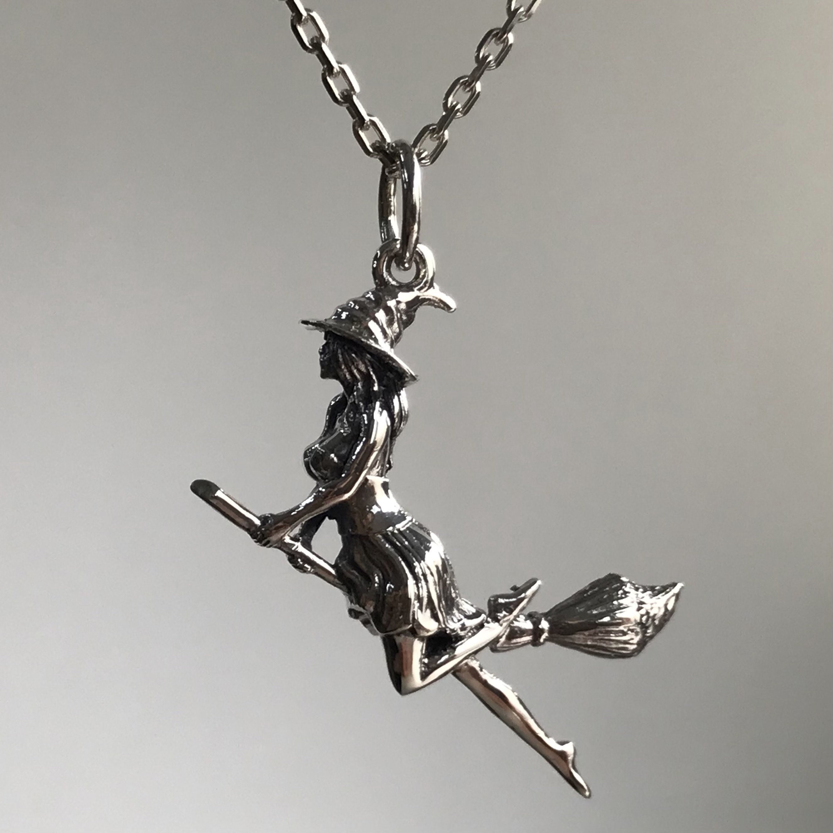 Ciondolo strega in argento sterling: collana con manico di