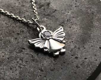 スターリングシルバーの天使ペンダント：守護のチャームネックレス