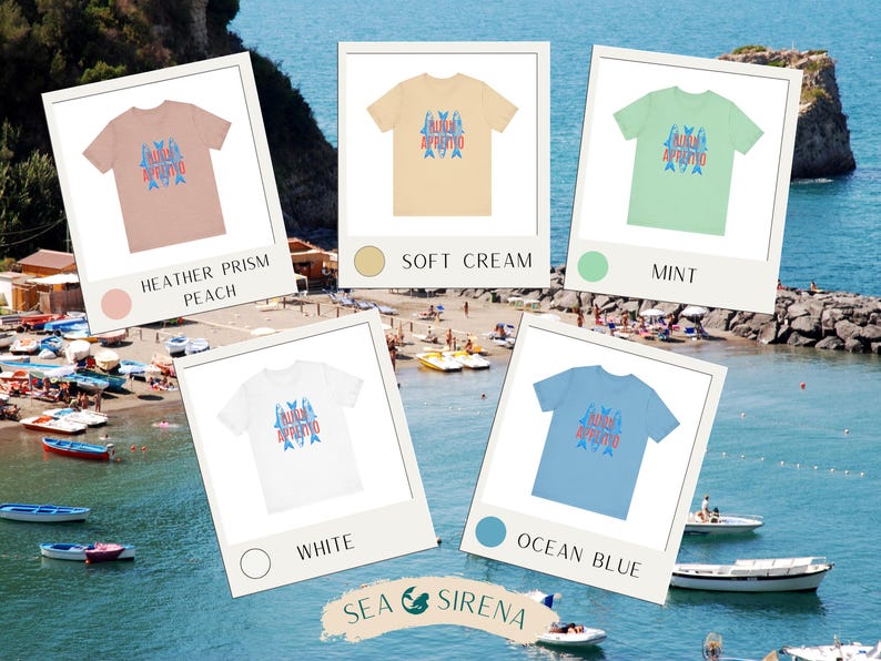 Puede incluir: Una colecci&oacute;n de camisetas en varios colores, incluyendo melocot&oacute;n, crema, menta, blanco y azul oc&eacute;ano. Cada camiseta presenta un dise&ntilde;o gr&aacute;fico con la palabra "Aperitivo" e ilustraciones de colas de sirena. Las camisetas se exhiben en una playa.