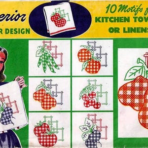 Puede incluir: Una hoja de diseño de transferencia vintage con 10 motivos para toallas de cocina o ropa de cama. La hoja presenta una variedad de diseños, que incluyen frutas, verduras y patrones geométricos. Los diseños son en rojo, verde y blanco.