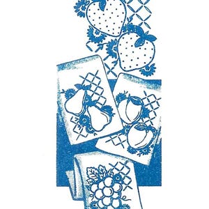 Puede incluir: Cuatro toallas de té azules y blancas con diferentes diseños de frutas. Las toallas presentan fresas, peras, melocotones y uvas.