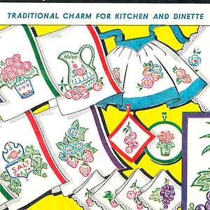 Puede incluir: Una colección de ropa de cocina vintage con diseños bordados. Incluye paños de cocina con motivos de frutas y flores, un delantal, agarraderas y servilletas. El texto "TRADITIONAL CHARM FOR KITCHEN AND DINNETTE" está en la parte superior.