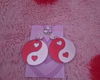 Pendientes de corazón rosa y rojo yin y yang. Pendientes acrílicos de espejo del día de San Valentín de galantinas hechos a mano. Kitsch kawaii harajuku