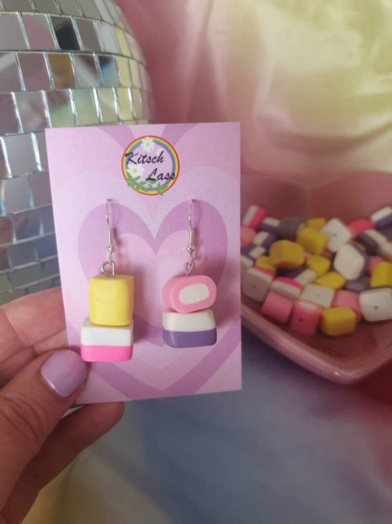 Püppchen mischt süße Ohrringe und Halskette. Süßes Bonbon-Schmuckset. Von Hand geformte Polymer Clay Lakritz Algen. Kitsch Kawaii Harajuku Stil. Earrings