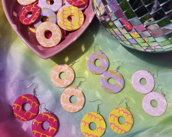 Boucles d'oreilles anneaux de fête. Boucles d'oreilles pendantes biscuit faites main, argile polymère et résine. Style kitsch kawaii harajuku. Katy Perry. Chérie, des bonbons