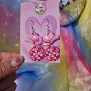 Boucles d'oreilles cowboy disco. Chapeau et bottes de cowboy disco. Boucles d'oreilles roses en acrylique pour fille galantines, Saint-Valentin, faites main. Kitch kawaii harajuku image 3