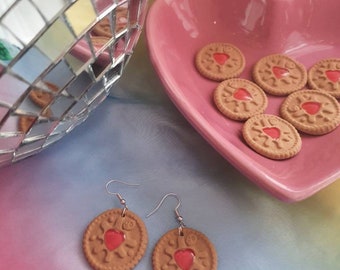 Jammy dodgers earrings. Biscuits jam heart. Handmade super cute dangle polymer clay and resin earrings. Kawaii, harajuku, Kitsch style.