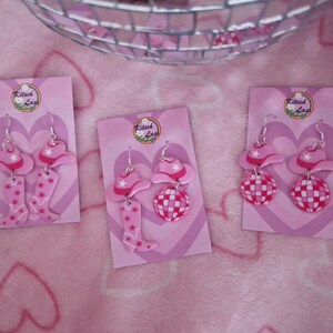 Boucles d'oreilles cowboy disco. Chapeau et bottes de cowboy disco. Boucles d'oreilles roses en acrylique pour fille galantines, Saint-Valentin, faites main. Kitch kawaii harajuku image 4