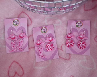 Pendientes estilo vaquero discoteca. Sombrero y botas de vaquero Discoball. Pendientes acrílicos galantines san valentín niña rosa hechos a mano. Kitsch kawaii harajuku