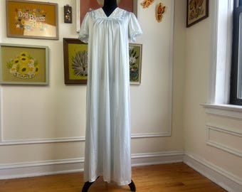 Vintage 1960s Pastel Blue Rosette and Lace Nylon Nightgown by Shadowline Size Large/Extra Large