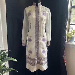 Vintage 1970s Alfred Shaheen White and Lilac Chrysanthemum Sheer Sleeve Midi Dress Size Extra Large